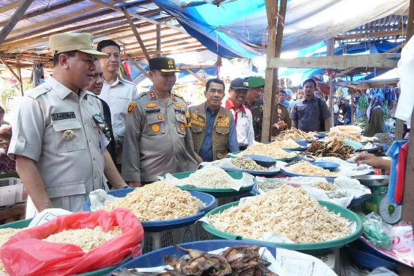 Tinjau Kesiapan Lebaran, Plt Bupati Bersama Kapolres Tinjau Pasar dan Poskotik Lebaran
